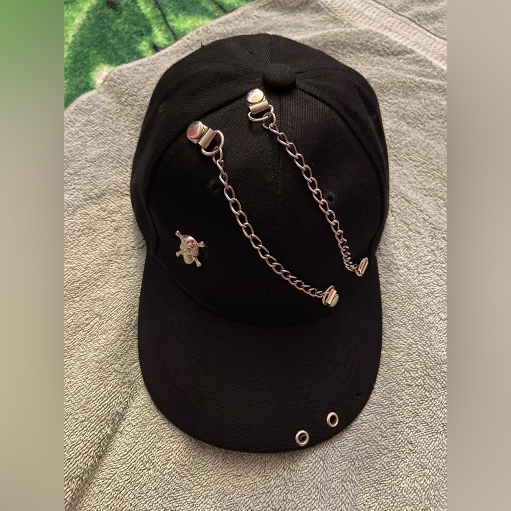 hat for the sun or to add to your gothic collection 😅🖤